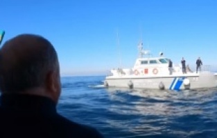 Türk balıkçı teknesini taciz eden Yunan Sahil Güvenliği geldiği gibi geri gitti