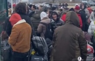 Türk vatandaşları, yaklaşık 6 saattir sınırda kuyrukta bekliyorlar