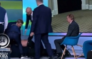 Ukraynalı milletvekili ve gazeteci canlı yayında birbirine girdi