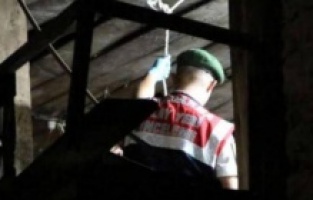 24 yaşındaki genç doğalgaz borusuna asılı bulundu