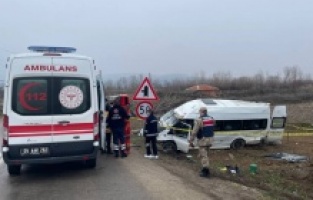 Amasya'da işçileri taşıyan minibüs devrildi: 17 kişi yaralandı