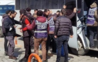 Diyarbakır'da düzenlenen nevruz kutlamalarında çok sayıda kişi gözaltına alındı