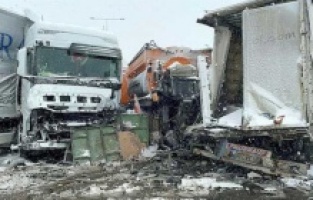 Kuzey Marmara Otoyolu'nda zincirleme kaza: 5 tır 2 yolcu otobüsü kaza yaptı