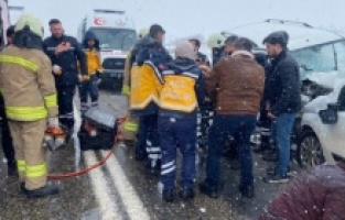 Mardin'de iki araç kafa kafaya çarpıştı: 3 ölü, 8 yaralı