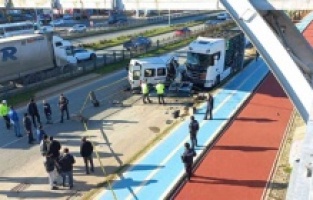 Rize'de okul servisi TIR'a çarptı: Çok sayıda ölü ve yaralılar var