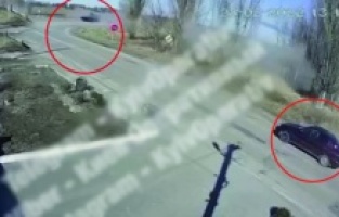 Rus zırhlı araç, kavşakta kendilerine doğru gelen sivil aracı görünce ateş açtı