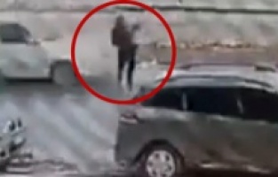 Sivas'ta köpekten kaçan çocuğa otomobil çarptı