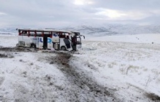 Sivas'ta yolcu otobüsü devrildi: 4'ü ağır 20 kişi yaralandı