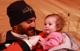 Ukraynalı hasta bebek ve annesine ilk yardım Türk hekimlerden geldi