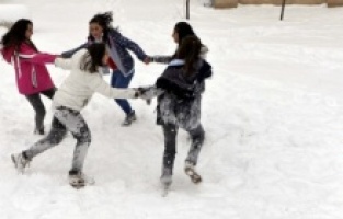 Yoğun kar yağışı nedeniyle 6 ilde okullar tatil edildi