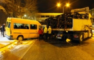 Yozgat’ta yollar buz pistine döndü, 15 araç birbirine girdi