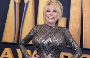 76 yaşındaki Dolly Parton, cilt güzelliğinin sırrını paylaştı
