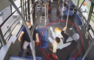 Ani fren yaptı, otobüste savrulan kadının kolu kırıldı