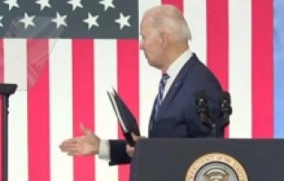 Biden yine 'boşlukla' tokalaştı