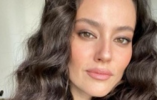 Fahriye Evcen'i gören Pelin Akil zannetti