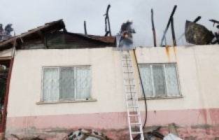 İki çatıda çıkan yangın korkuttu