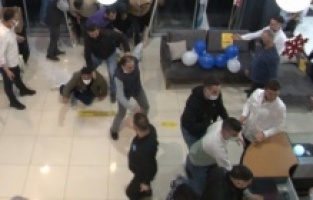 İndirimli telefon için birbirlerini ezdiler