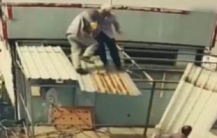 İşçilerin bastıkları levha bir anda kayınca böyle düştüler