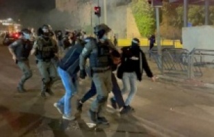 İşgalci İsrail polisi yine durmadı, teravih namazı sonrası Filistinlilere saldırdı