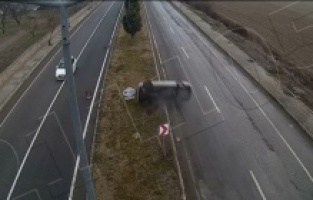 Malatya'da meydana gelen 2 ayrı trafik kazası kameralara yansıdı