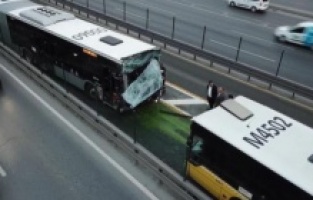 Metrobüsler kafa kafaya çarpıştı!
