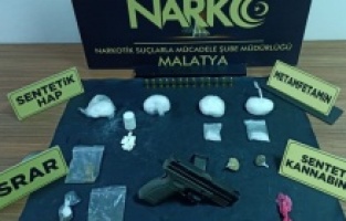 Otomobilde özel düzeneğe gizlenmiş uyuşturtucu ve silah ele geçirildi