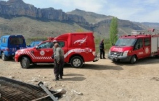 Sulama kanalına düşen adamı itfaiye ekipleri kurtardı