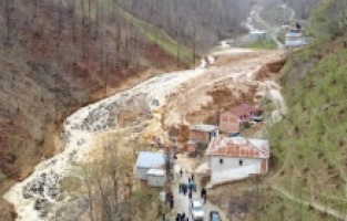 Sürmene'de heyelan! 3 ev ve 1 okul toprak altında kaldı