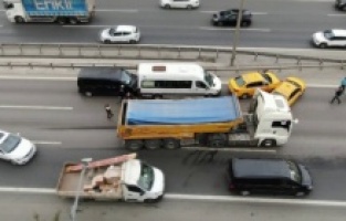 TEM otoyolunda zincirleme kaza: 5 araç birbirine girdi