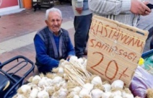 Tezgahına el konulan yaşlı adam hüngür hüngür ağlamıştı! Belediye başkanı elini öperek özür diledi