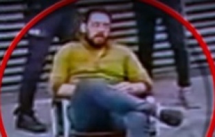 Yolun ortasına oturup gelen geçene laf attı