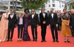 2022 Cannes Film Festivali başladı: Kırmızı halı şıklığı