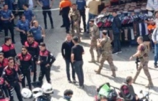 Beyazıt'ta silahlı çatışma! Görüntüler ortaya çıktı, polisin silahını alıp ateş etti