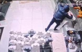 Çuvalla altın çaldılar