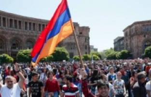 Erivan genelinde yollar kapatıldı! Halk ayakta