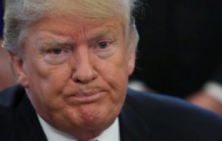 İlkokuldaki katliamın kurbanlarını saydıktan sonra dans eden Trump topa tutuldu