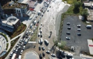 İSKİ'ye ait su borusu patladı yollar göle döndü