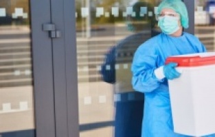 Kan Bağışı İçin Spor Ayakkabı Dağıtılınca İzdiham Oldu