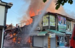 Kasapta başlayan yangın 15 dükkanı kül etti