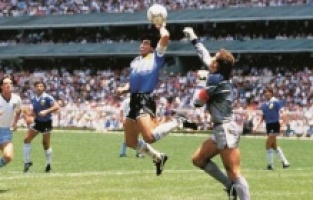 Maradona'nın 'Tanrının eli' forması satıldı