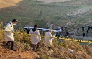 Niğde'de öğrencileri taşıyan otobüs devrildi: ölü ve yaralılar var