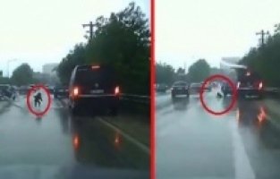 Otomobilin kapısı açıldı, çocuk yola düştü