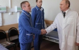Putin'in ziyaretlerinde aynı kişilerin görüldüğü iddia edildi: "Fabrika işçisi şimdi de yaralı asker oldu"