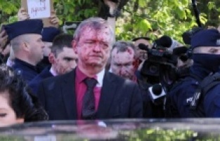 Rus Büyükelçi’ye kırmızı boyalı saldırı