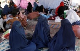 Taliban: 'Yaramaz' kadınları evde tutmaya devam edeceğiz