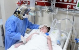 Yoğun bakım kapısında 10 yıldır çocuğunu bekliyor