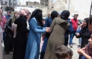 2 çocuk alevlerin arasında kalarak can verdi