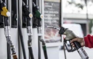 İndirim tabelalara yansıdı.. Benzin Lpg litre fiyatı...