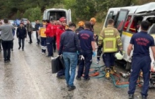 Balıkesir'de katliam gibi kaza: 6 ölü, 15 yaralı
