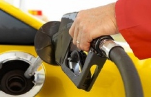 Benzine 2 lira 21 kuruş zam geldi